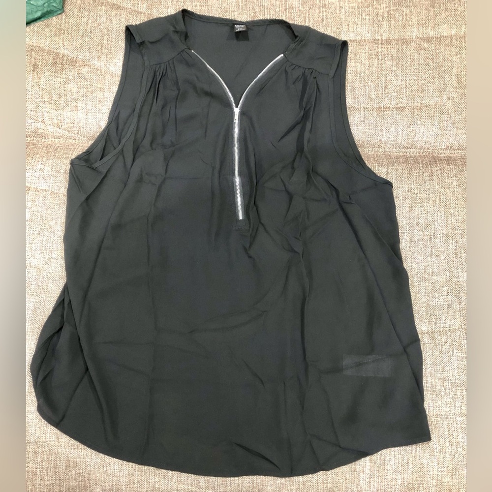 Emery Rose Sleevless Zippered Blouse. Black size XXL